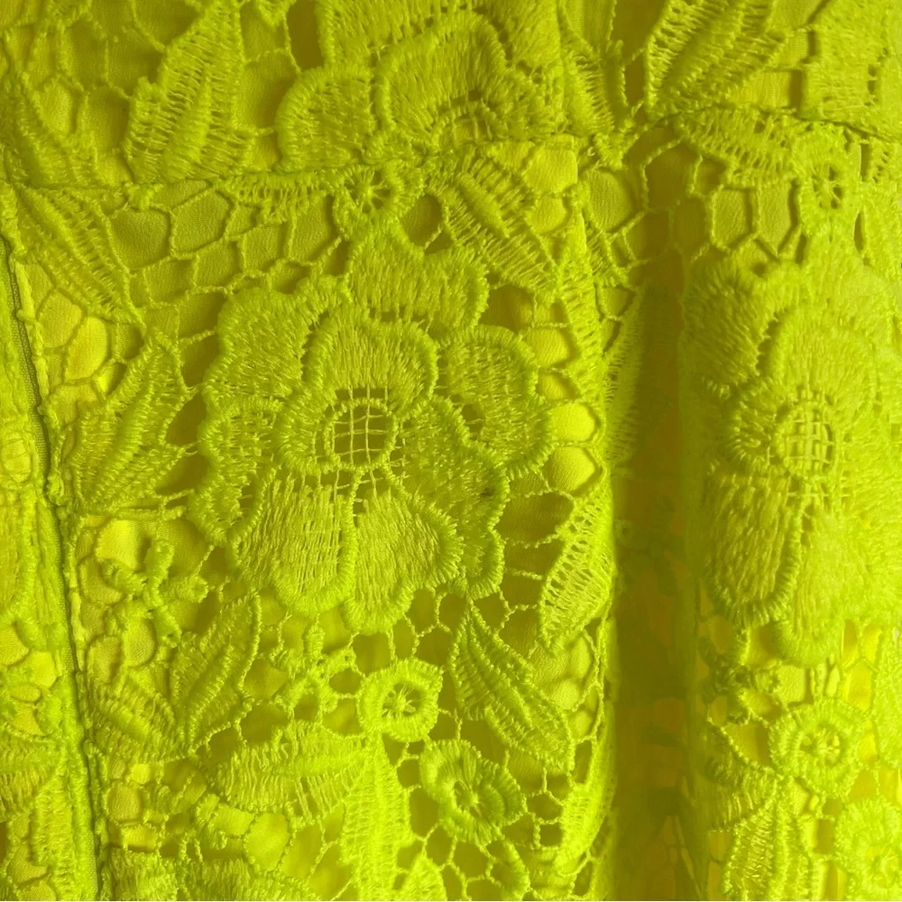 Electric yellow lace dress - Picture 3 of 4